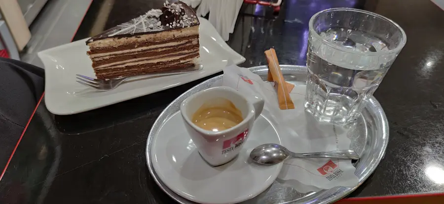 Schichttorte und Espresso auf einem Tablett