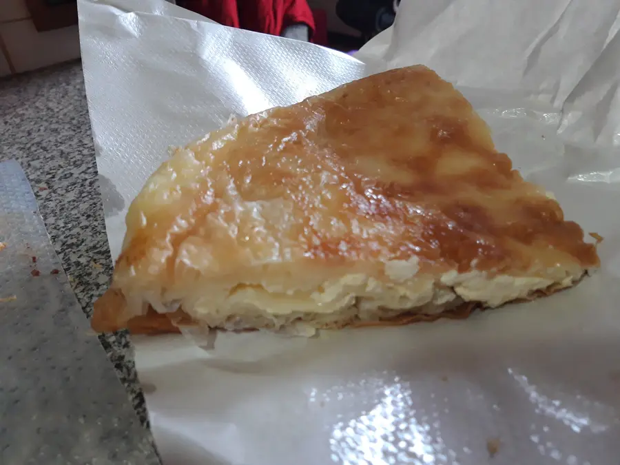 Ein Stück Pita mit Käsefüllung auf Papier
