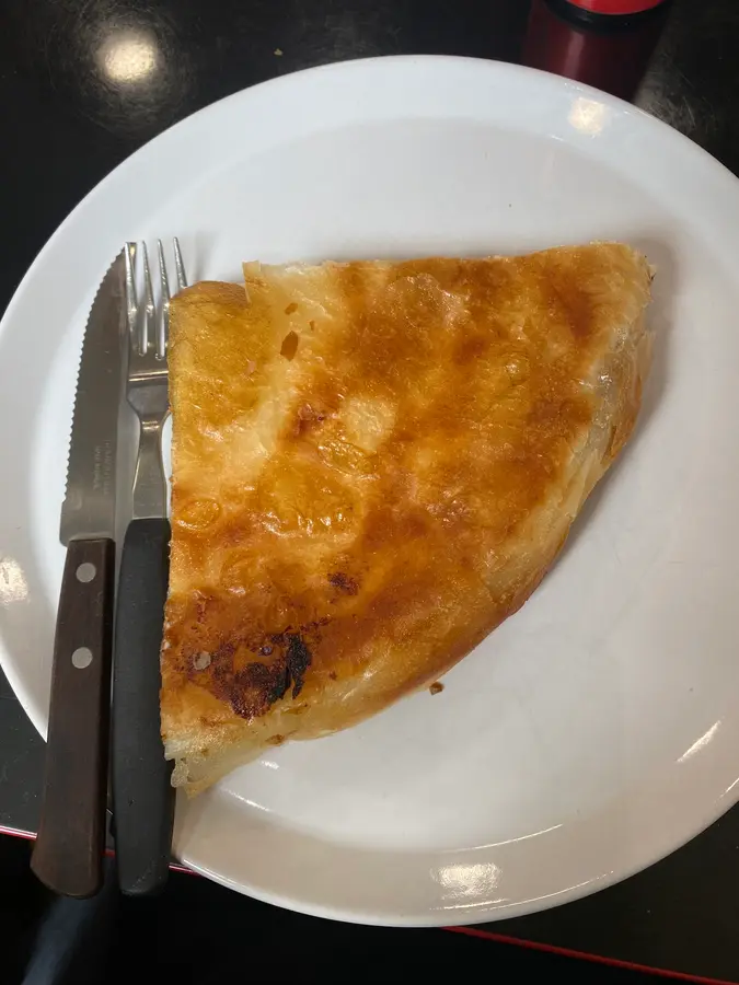 Burek mit Käse auf dem Teller